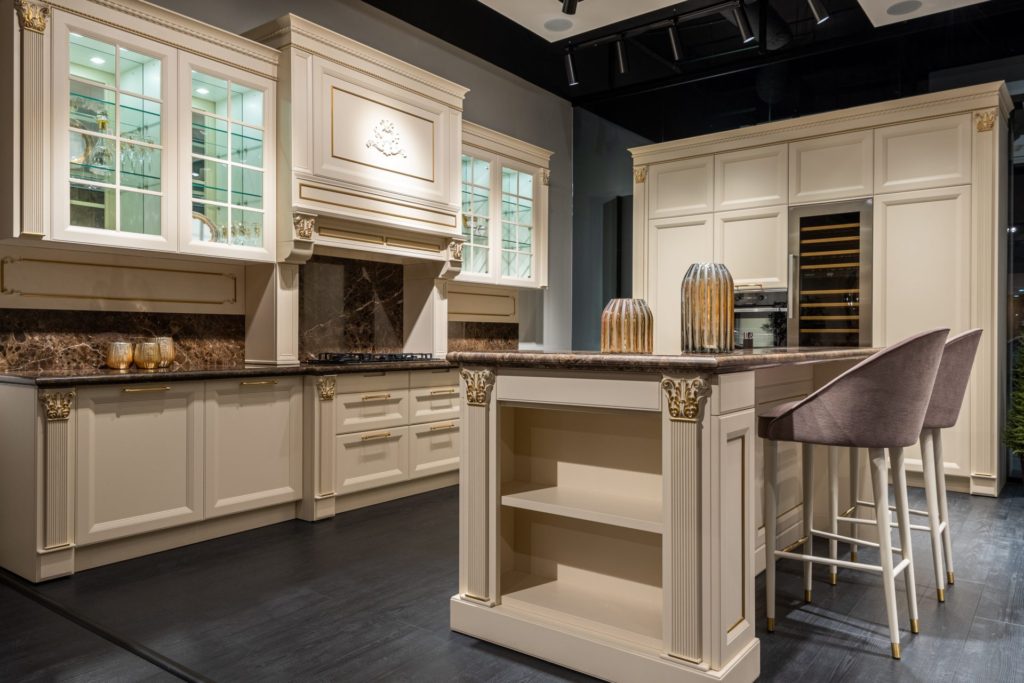 A classic kitchen with wood trim and crown moulding